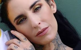 Дальше apple music çalma listesinde yer alıyor. Sofia Dinis As Tatuagens Mudaram Lhe A Vida Fica Sem Casa Namorado Trabalho E Com 6 Centimos Na Conta Nova Gente