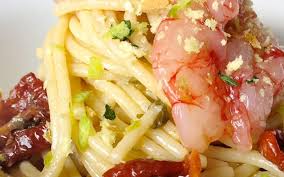 Lavate e dissalate le acciughe sotto sale (in alternativa lasciate soffriggere il tutto fino a che le acciughe non si sciolgono. Spaghetti Con Acciughe Gamberi Pomodori Secchi Con Mollica Tostata Alle Erbe Filotei Group