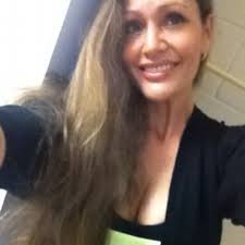 Dee Muller's Instagram, Twitter & Facebook