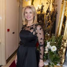 Loretta schrijver, geboren als loretta maxine schrijver te new york city, is een nederlandse televisiepresentatrice. Pernille La Lau Eva Jinek