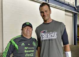Fournette, cerca de jugar con tom brady en los buccaneers. Tom Brady Posed For Fun Photo With Mexico Coach Miguel Herrera Tom Brady Coach Poses