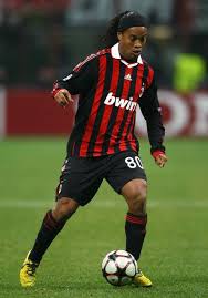Ronaldinho Photos Ronaldinho Of Ac Milan Runs With The Ball During The Uefa Champions League Group C Ma Ac Milan Football Photography Football Players Photos