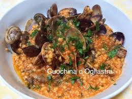 Tipica di tutta la sardegna è facilmente reperibile anche al di fuori dall'isola.dal colore dorato e dal sapore leggermente. La Fregola E La Tipica Pasta Sarda Parente Stretta Del Cous Cous Si Usava Spesso Per Le Minestre E Adesso Viene Abbina Ricette Idee Alimentari Cucina Italiana
