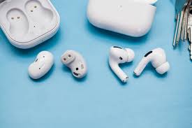 Wing tips are little accessories that put a small amount of pressure on the inner ear flap to help the buds stay secure in the ears. Samsung Galaxy Buds Live Vs Airpods Pro Phonearena