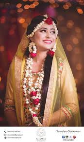 Floral Mehendi Bride Pose Functionmania Com Functionmania Com Is Your Function Planning R Wedding Flower Jewelry Flower Jewellery For Mehndi Floral Jewellery