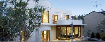 Beautiful Art Deco Flat Roof House Love The White Render Contrasting With The Wooden Windows Art Deco Maison Art Deco Deco Moderne