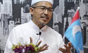 Ustaz nik omar nik abdul aziz merupakan anak bekas mursyidul am pas, tuan guru datuk bentara setia haji nik abdul aziz nik mat. Ustaz Nik Omar Nik Abdul Aziz Lancar Buku Baru Kerana Dakwah Bukan Hanya Kata Kata Artikel Pts