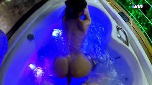 Fudendo na banheira e gozando na cara da putinha | Fernanda Ribeiro |