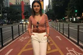 Toda Estilosa Klara Castanho Mostra Seus Looks Do Dia E Arrasa Ideias Fashion Looks Calca Branca