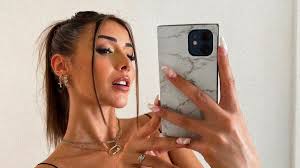 Lire l'article complet par ici. Isabeau En Couple Sur Le Tournage D Objectif Reste Du Monde On A La Reponse Nextplz