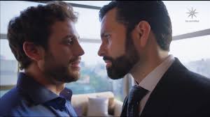Lambda García y Alan Slim revelan que en “Juegos de Amor y Poder”  censuraron una escena de un beso. El motivo: la audiencia le cambia de  canal cuando pasan escenas de este