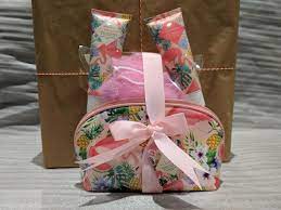 Flamingo Gift Set The Greatest Gifts Keep On Giving Flamingo Gifts Gift Hampers Flower Gift