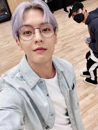 Minhyuk is the lead rapper, lead dancer, vocalist, and visual of the boy group btob. Stray Kids Global On Twitter Pic Btob Minhyuk With Stray Kids Han ë¬¼ê°ë†€ì´ Playing With Paint Practice In Jyp Han Ie Peeking Straykids ìŠ¤íŠ¸ë ˆì´í‚¤ì¦ˆ ã‚¹ã‚­ã‚º Stay í•œ Https T Co Eo5cfyn2uu Https T Co Er9z8ds9cr