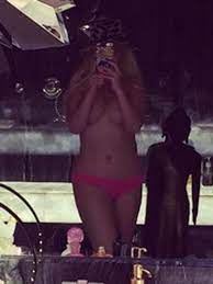Christina Aguilera postet Oben ohne-Selfie | InTouch