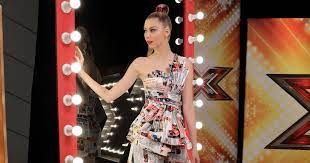 A bejelentés után természetesen heves találgatás vette kezdetét arról, hogy akkor vajon ki lesz a negyedik zsűritag byealex. Igy Keszitsd El Dallos Bogi X Faktoros Sminkjet