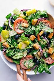 A Copycat Recipe For The Famous Olive Garden Salad Complete With Juicy Sweet Tomatoes Tangy In 2020 Thanksgiving Salad Recipes Olive Garden Salad Yummy Salad Recipes
