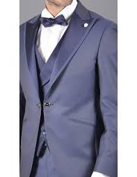 Il completo giacca e pantaloni sono di colore blu scuro tessuto adatto nelle stagioni primavera/estate. Abito Blu Semilucido