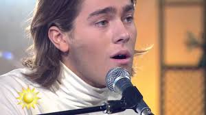 As a child, he appeared in the leading role in several musicals, and in 2006 he won lilla melodifestivalen with the song hej sofia. Benjamin Ingrosso Fall In Love Acoustic Version Nyhetsmorgon Tv4 Youtube