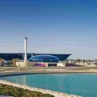 High ceilings and expansive concourses give a sense of grandeur, while designer touches and beautiful art installations create an environment far beyond convention. Hamad International Airport Flughafen