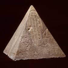 Pyramidion 1550 1070 V C Op Het Driehoekige Dak Van Een Egyptische Grafkapel Stond Een Piramidion Dit Ancient Egypt Egyptian Art Egyptian Hieroglyphics