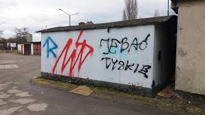 The swastika appears to be used as a crass statement of an obscured german identity as much as it is a political expression. Pseudokibice Ruchu Zdewastowali Garaze Z Graffiti Gks Tychy Nowe Info