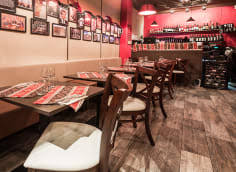 As part of a job that he is promised, xavier, an economics student in his twenties, signs on to a european exchange program in order to gain working knowledge of the spanish language. Restaurant L Auberge Espagnole A Bordeaux 33000 Capucins Victoire Menu Avis Prix Et Reservation Sur Thefork Lafourchette