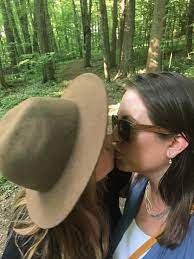 Amateur lesbians kiss