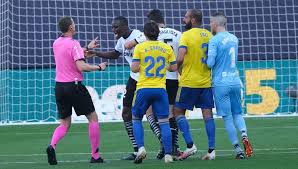 Han spiller hovedsageligt som midterforsvarer for cadiz i la liga. Vmi9zeunqtcj3m