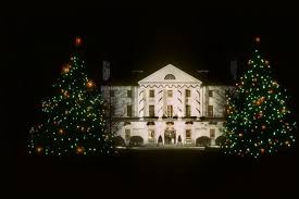 Book your stay at the official resort hotels of colonial williamsburg and enjoy up to $150 in resort outlets savings and activities. Photos Colonial Williamsburg At Christmas Through The Years Williamsburg Yorktown Daily