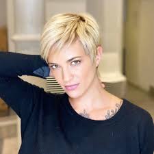 Pour ses soldes de fin de saison, nike réalise jusqu'à 50% de réduction sur des centaines de modèles, toutes gammes et âges confondus. 2020 Is The Year Of Beautiful And Changeable Pixie Bob Hairstyles Cheveux Courts Cheveux Courts Blonds Platine Modele Coupe Cheveux Court