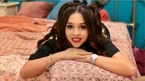 Alături un ceas numără secundele, sacadat, un ac metallic se roteşte. Bibi Va Dubla Un Personaj Din Filmul Disney Magie Cu Susul In Jos 1music Ro