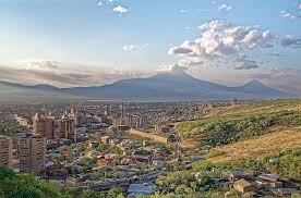 Ici, on passe facilement d'une église antique, attraction touristique accessible directement par la route, à un petit monastère secret, récompense d'une longue randonnée. Armenie Erevan Ararat Ville Les Montagnes Paysage Ciel Des Nuages Panorama Caucase Pikist
