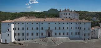 Palazzo chigi si trova in un punto del centro storico di roma tra i più conosciuti: 3 Ariccia Palazzo Chigi Facciata Su Piazza Di Corte About Art On Line