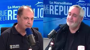 L'amiral Lionel Mathieu est dans rue de la République