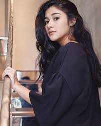 Model baju naysila mirdad difilm : Di Singapura Naysilla Mirdad Terjatuh Dikejar Limbad Showbiz Liputan6 Com