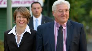 Bundespräsident steinmeier mahnt mehr zusammenraufen an, lobt den verzicht, warnt vor zweifeln und klopft leuten auf die schulter, die wegen des lockdowns vor der pleite stehen. Wegen Erkrankung Seiner Frau Steinmeier Zieht Sich Vorubergehend Aus Der Politik Zuruck Inland Faz