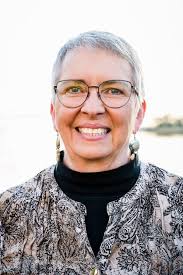 Who can recommend people that offer curated wine tastings for international  guests in Cape Town?