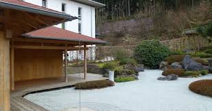 the wooden hall in the zengarten benediktushof holzkirchen zengarten holzkirchen zen garten