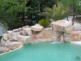 Enrochement De Pierres Et Cascade En 2020 Cascade Piscine Enrochement Jardin Exterieur