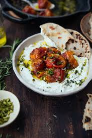 Dip De Feta Et Tomates Roties Plus Une Miette Dans L Assiette Tomates Roties Tomates Alimentation