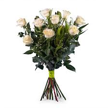 Las rosas blancas son muy elegantes y refinadas, y son flores el uso de estas rosas en estas ceremonias se populariza a partir de que la reina victoria (reino unido) llevará un ramo de rosas de color blanco. Enviar Rosas 9 Rosas Blancas De Tallo Largo Interflora