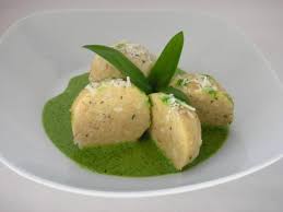 Herzhafte Quarkknodel Mit Barlauchsauce Rezept Rezept Barlauchsauce Quark Knodel Lebensmittel Essen