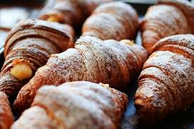 Come prepare i cornetti fatti in casa mettete le farine in una ciotola capiente aggiungete lo zucchero, il latte, il lievito sbriciolato cominciate a mescolare con un cucchiaio di legno. Come Fare I Cornetti Con La Farina Manitoba Myitalian Ricette Italiane