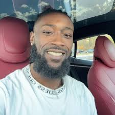 Chargers quarterback Justin Herbert is warming up for practice today in LA.  He has a cast or a wrap