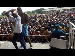 .buza washindana kukatika viuno, chura wavuana nguo live, jamaa anajua kucheza na tarumbeta balaa, rayvanny ft dulla makabila miss buza zao, baikoko la chura wa buza miuno baraa wavua nguo matako nje nje, chura wa buza na mbagala washindana kucheza singeli, chura wacheza uchi. Singeli Jukwaani Mauno Laini Kwa Sana Mambo Ya Uswahilini Buza Youtube