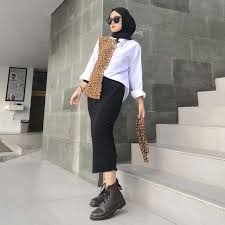 Model simpel tapi nampak modern merupakan bagian dari fashion hijab casual 2018 yang fashion hijab casual modern dengan menggunakan celana jeans dan kemeja saat ini sedang booming dikalangan remaja. Jual Fashion Wanita Pakaian Wanita Atasan Wanita Kemeja Blouse Wanita Korea Style Ashley Leopard Combine Online April 2021 Blibli