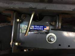 Hitches have come a long way since the plates i use to weld to the truck frame. Troubleshooting Latch Pin On B W Gooseneck Hitch That Will Pull Out But Won T Rotate Etrailer Com