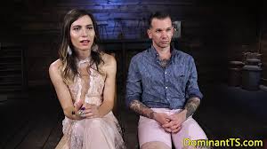 Трансвеститская домина трахает задницу и сосет члены