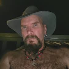 Aloha! Im an artist in Hawaii living my best life and sharing my art. I  paint, carve, working with glass and even wood turning 🙌🏼 enjoy some of  my latest projects