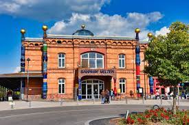 Der bahnhof uelzen ist ein kreuzungsbahnhof in der hansestadt uelzen am ostrand der lüneburger heide im nordosten niedersachsens. Bilder Vom Bahnhof In Uelzen Die Weltenbummler